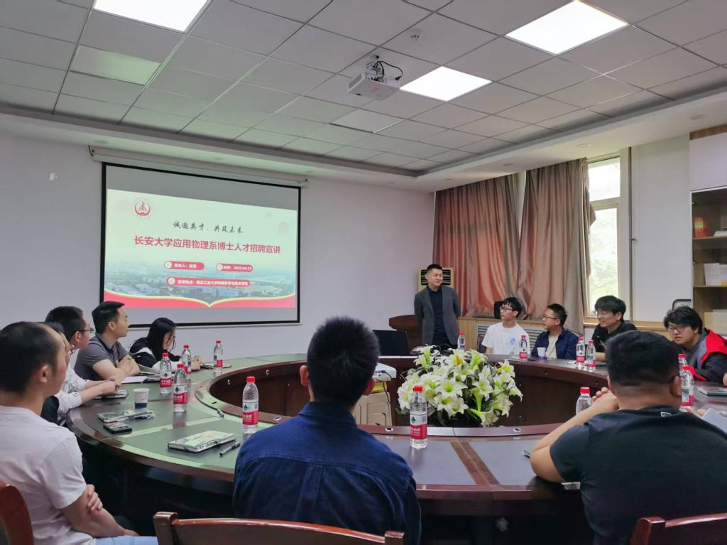 会议室里的人们AI 生成的内容可能不正确。