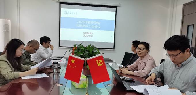 一群人坐在桌子前 AI 生成的内容可能不正确。